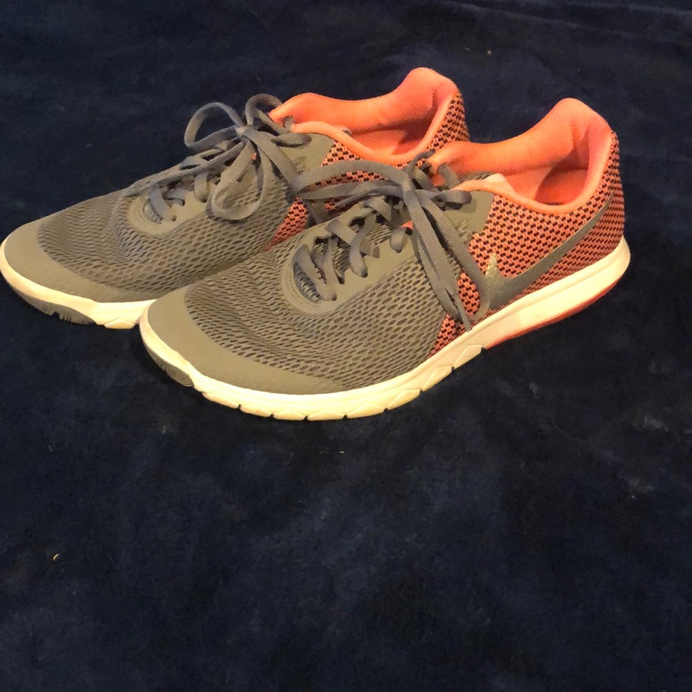Women’s Nike Flex Experience (gray and coral)